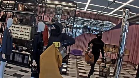 robo en tienda gucci|Ladrones armados roban miles de dólares en mercancía de .